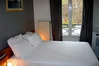 Du Parc Saint Charles 2* Paris
